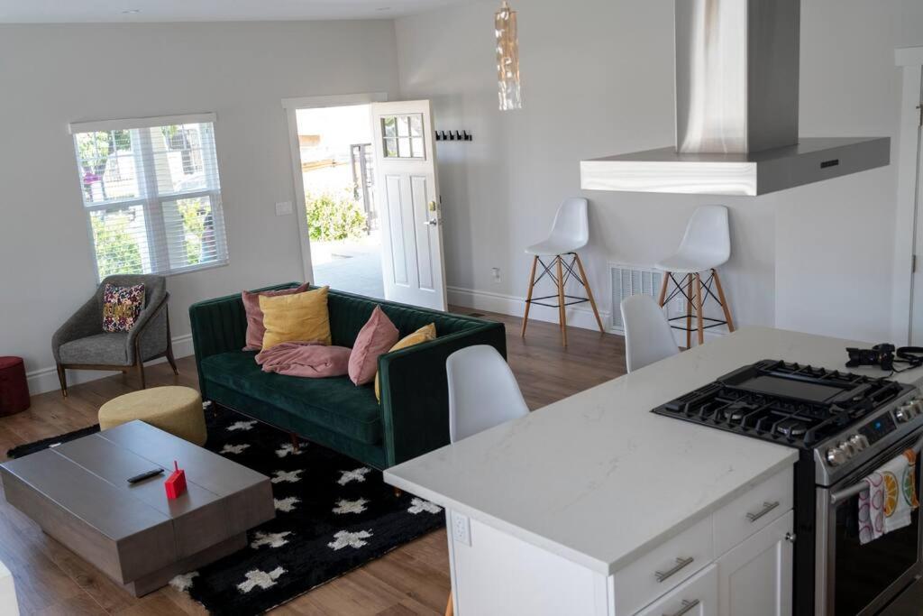 Airy & Bright Los Angeles