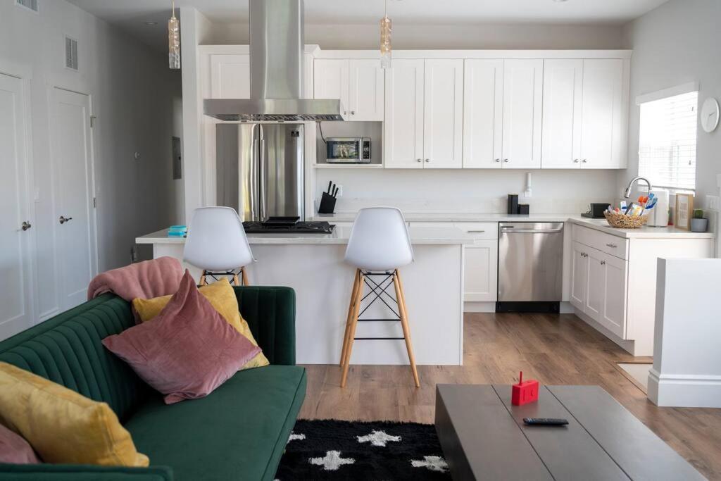 Airy & Bright * Los Angeles